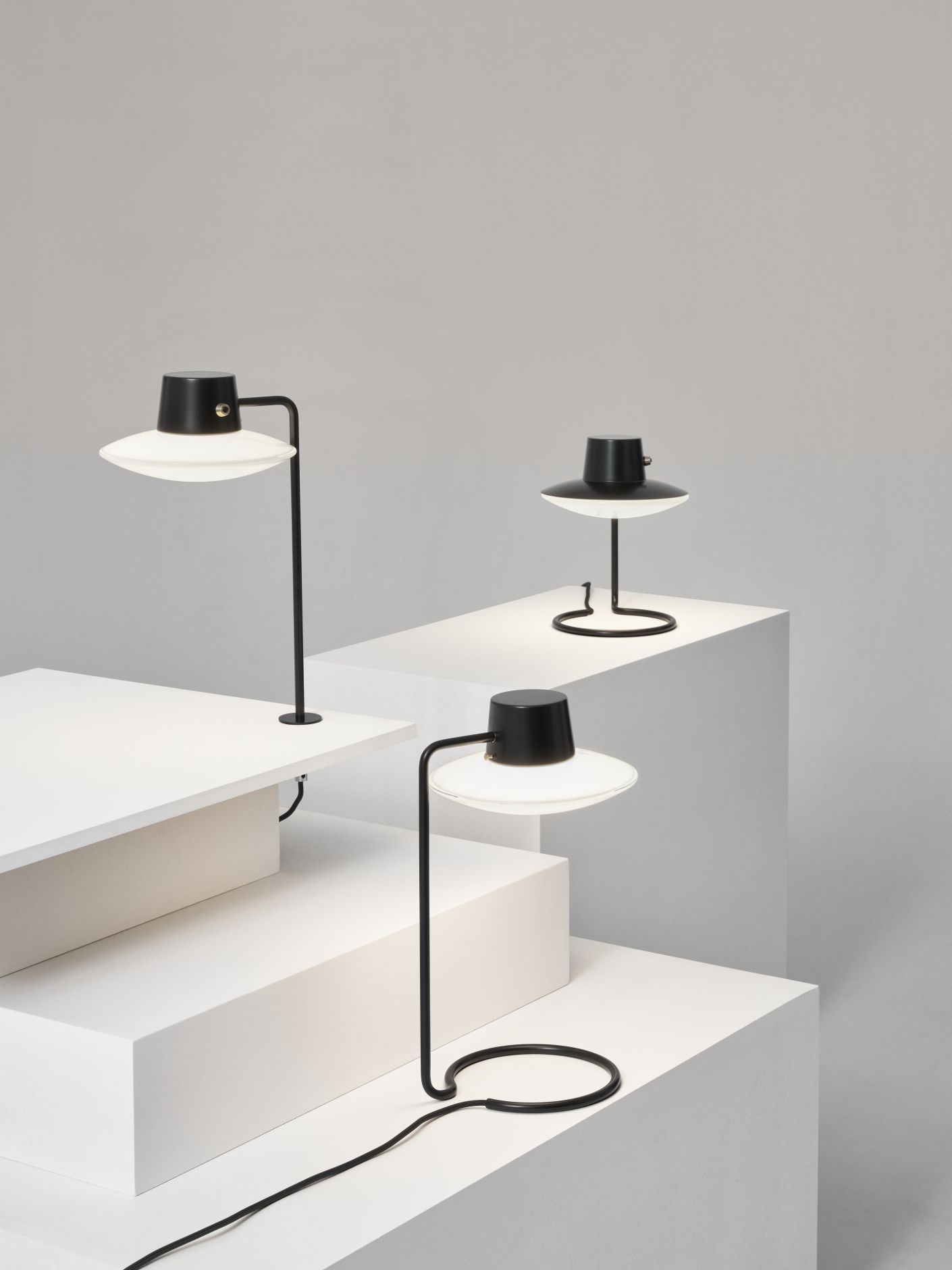 AJ Oxford Tischleuchte von Louis Poulsen: Schwarze Metall Tischlampe mit Opalglas Schirm. Designleuchte für den Schreibtisch.