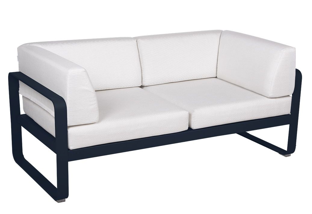 Bellevie 2-Sitzer Outdoor Sofa von Fermob mit dunkelblauem Rahmen und weißen Polstern für Garten und Terrasse.