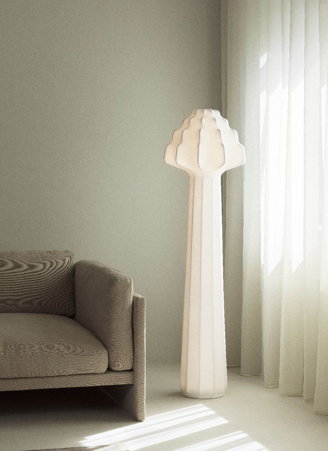 Helle Phantom Stehleuchte von Normann Copenhagen neben beigem Sofa und transparenten Vorhängen.