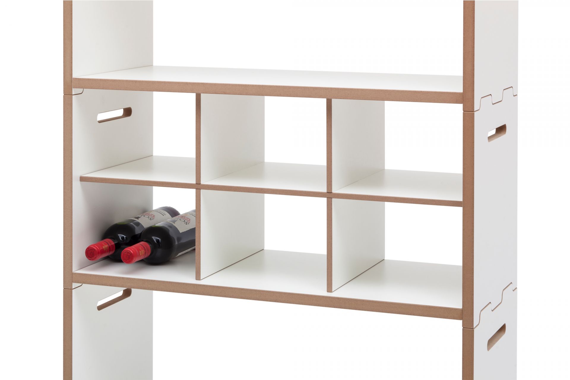Detailaufnahme: Weißes Tojo Regal mit Fächern, zwei Weinflaschen liegen darin. Modulares Regalsystem.