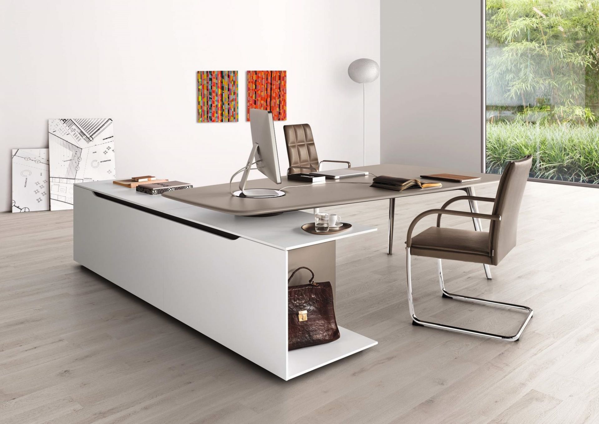 Moderner Büroraum mit Leadchair Executive Drehstuhl von Walter Knoll und großem Schreibtisch mit Stauraum.