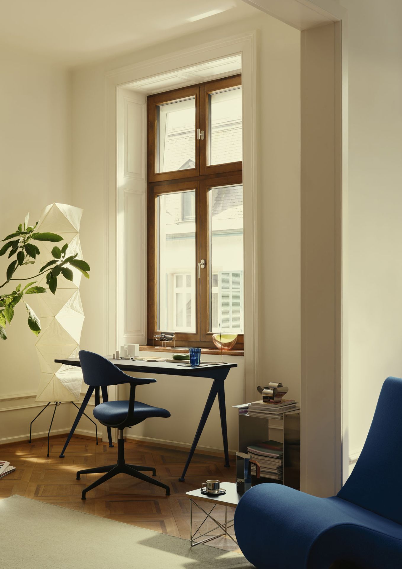 Mynt Bürodrehstuhl von Vitra am Schreibtisch in einem hellen Raum mit Parkettboden und Fenster.