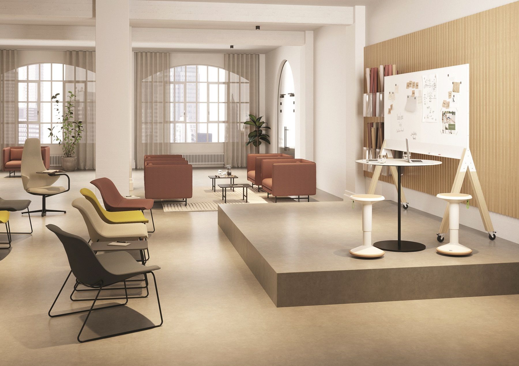 Helles Büro mit Interstuhl ECO UP Sitzhockern, Loungemöbeln und Whiteboard für moderne Konferenzräume.