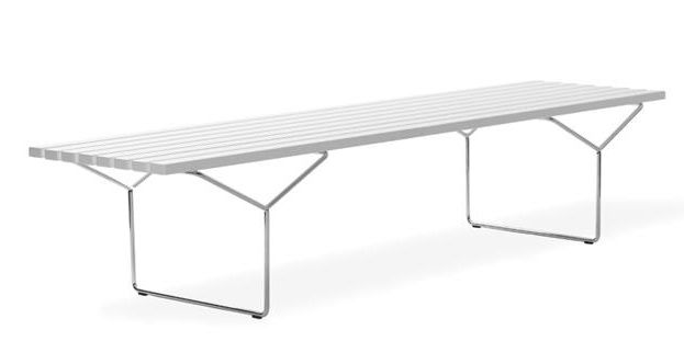 Weiße Bertoia Bank von Knoll International für den Innen- und Außenbereich, minimalistisches Design mit Stahlgestell.