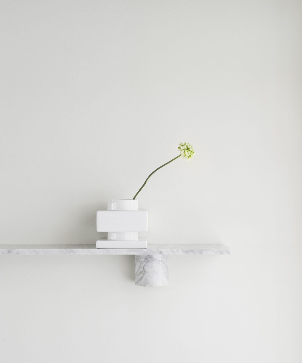 Sten Regal von Normann Copenhagen, 120 cm, aus Marmor mit weißer Vase und Blume.