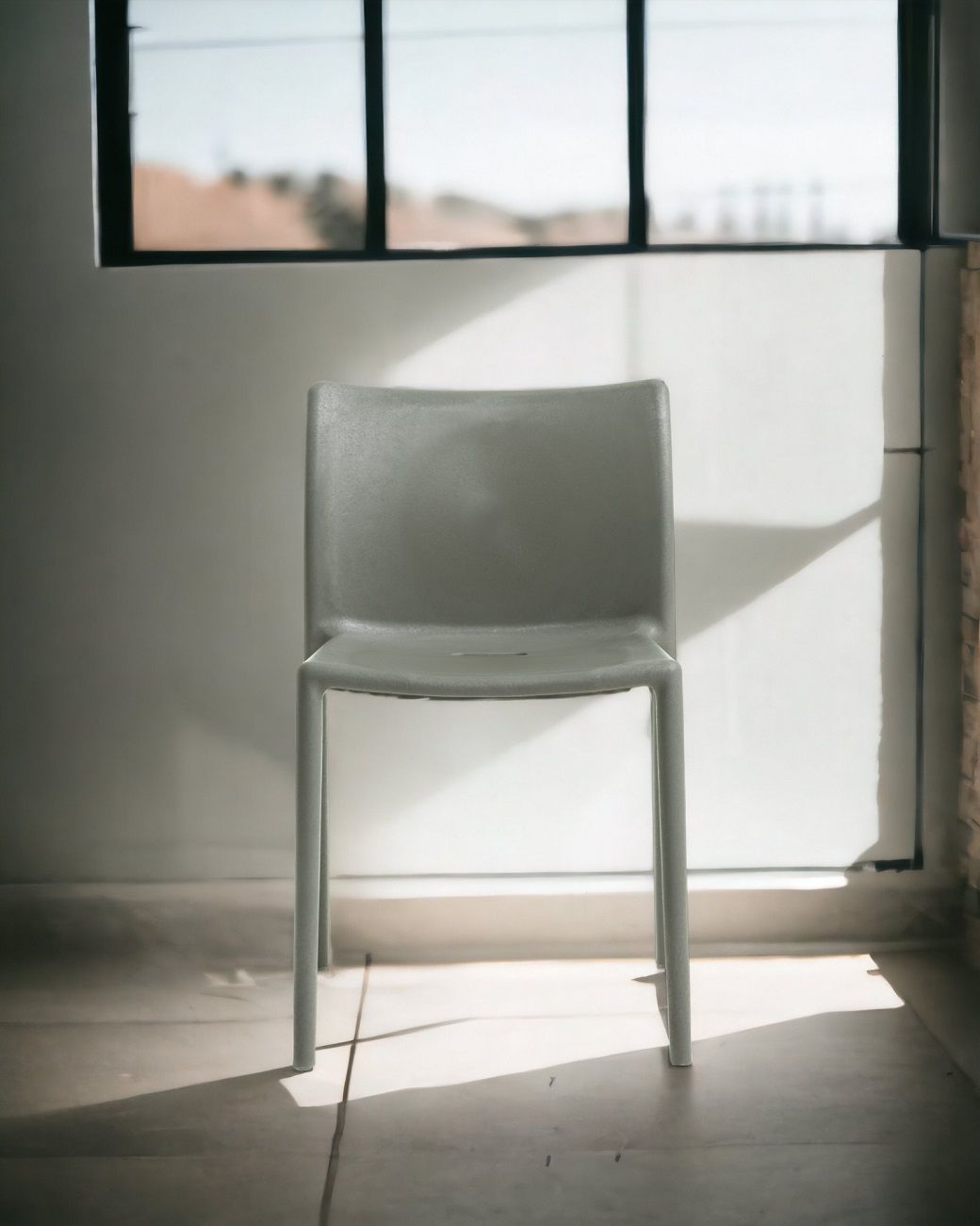 Grauer Magis RE Air-Chair Stuhl, hergestellt aus 100% recyceltem Kunststoff, für den Innen- und Außenbereich.
