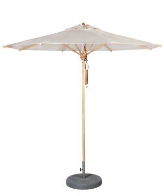 Weishäupl Schirm: Klassischer Sonnenschirm mit hellem Stoff, Holzgestell und grauem Betonsockel für Garten und Terrasse.