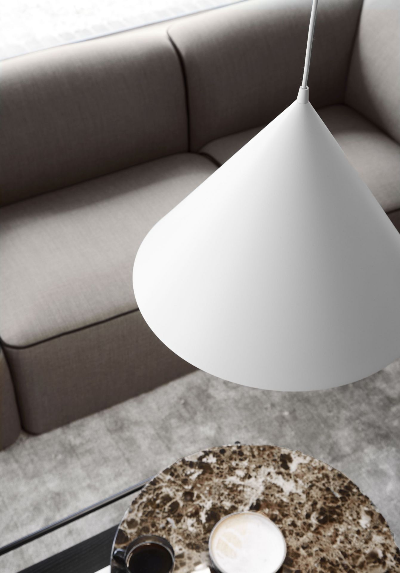 Weiße Annular Pendelleuchte von Woud über Couchtisch mit Kaffee, moderne Innenraumbeleuchtung.
