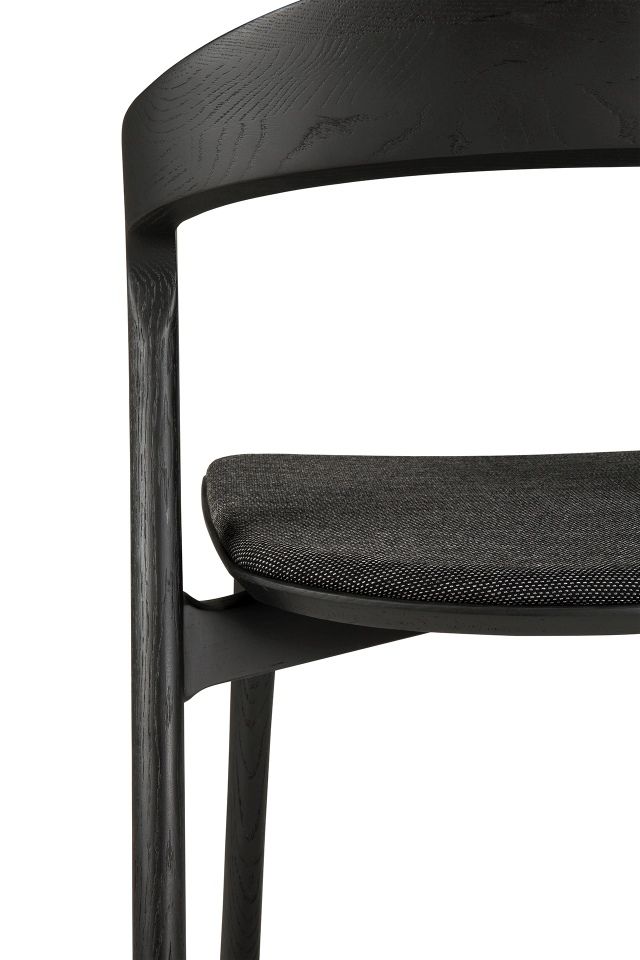 Detailaufnahme des Bok Stuhls von Ethnicraft: Schwarzer Holzstuhl mit Stoffbezug, modernes Design für Esszimmer und Wohnbereich.