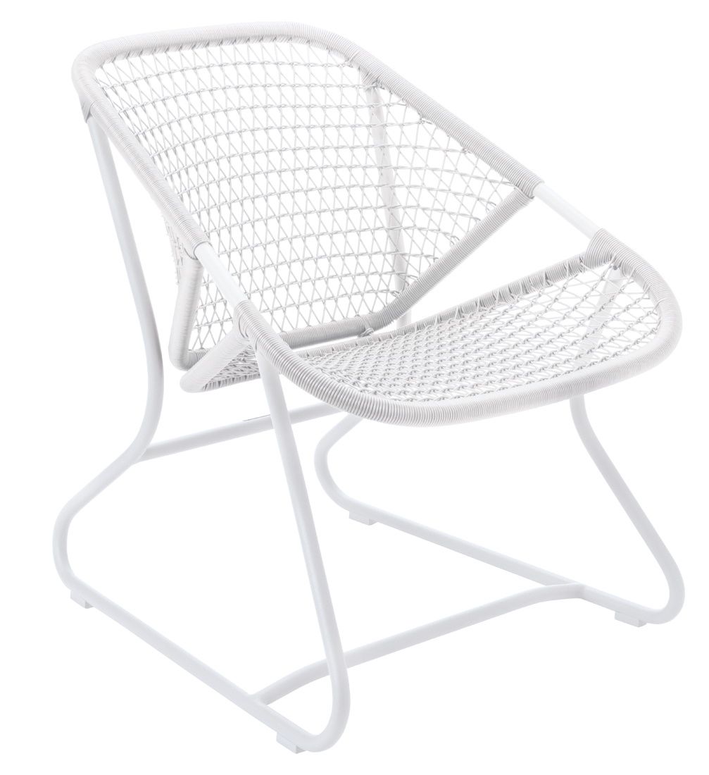 Weißer Sixties Outdoor Sessel von Fermob mit filigraner, geflochtener Sitzfläche und modernem Metallgestell.