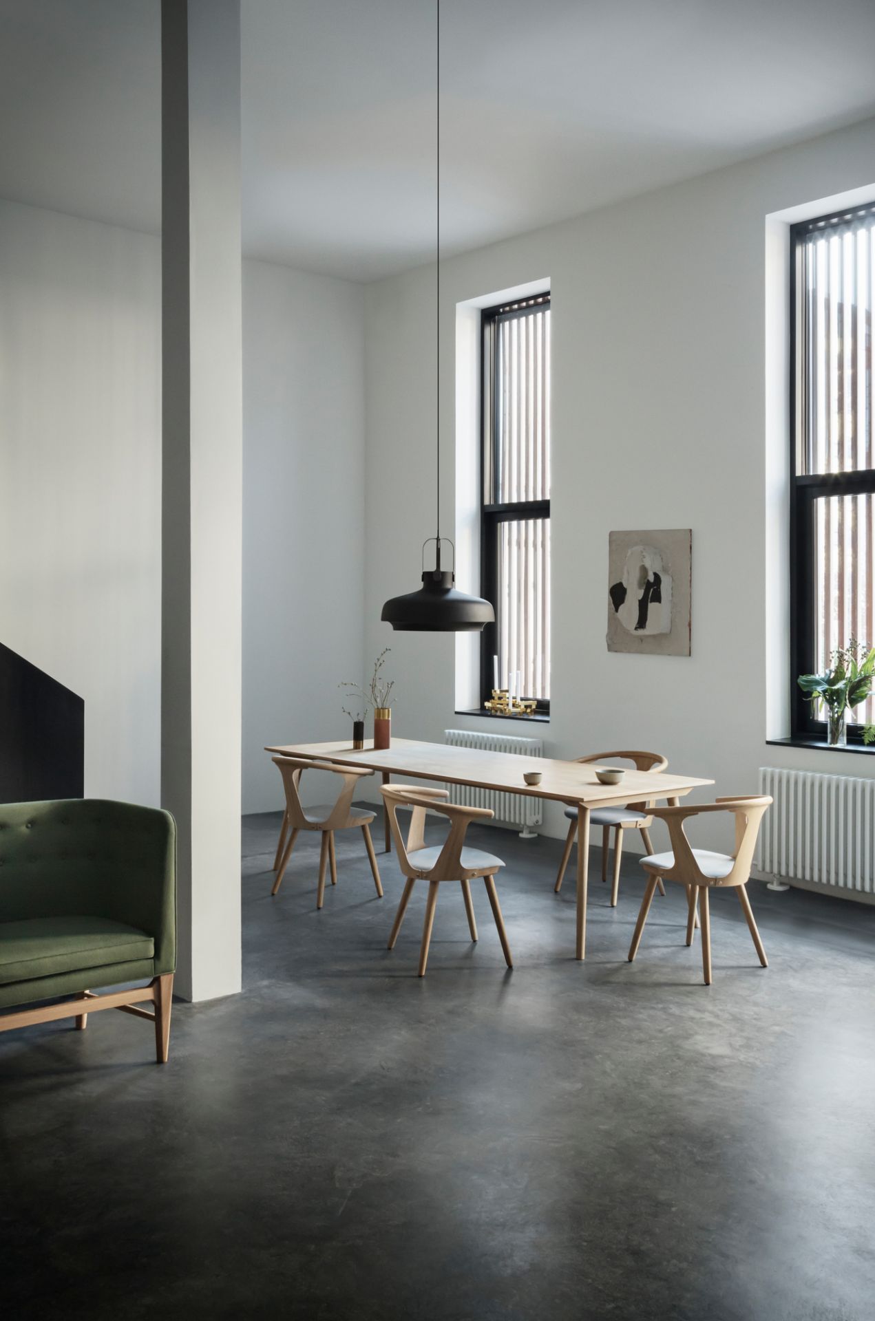 Esszimmer mit Esstisch, Stühlen und AndTradition Copenhagen SC7 Pendelleuchte in einem hellen, modernen Raum.