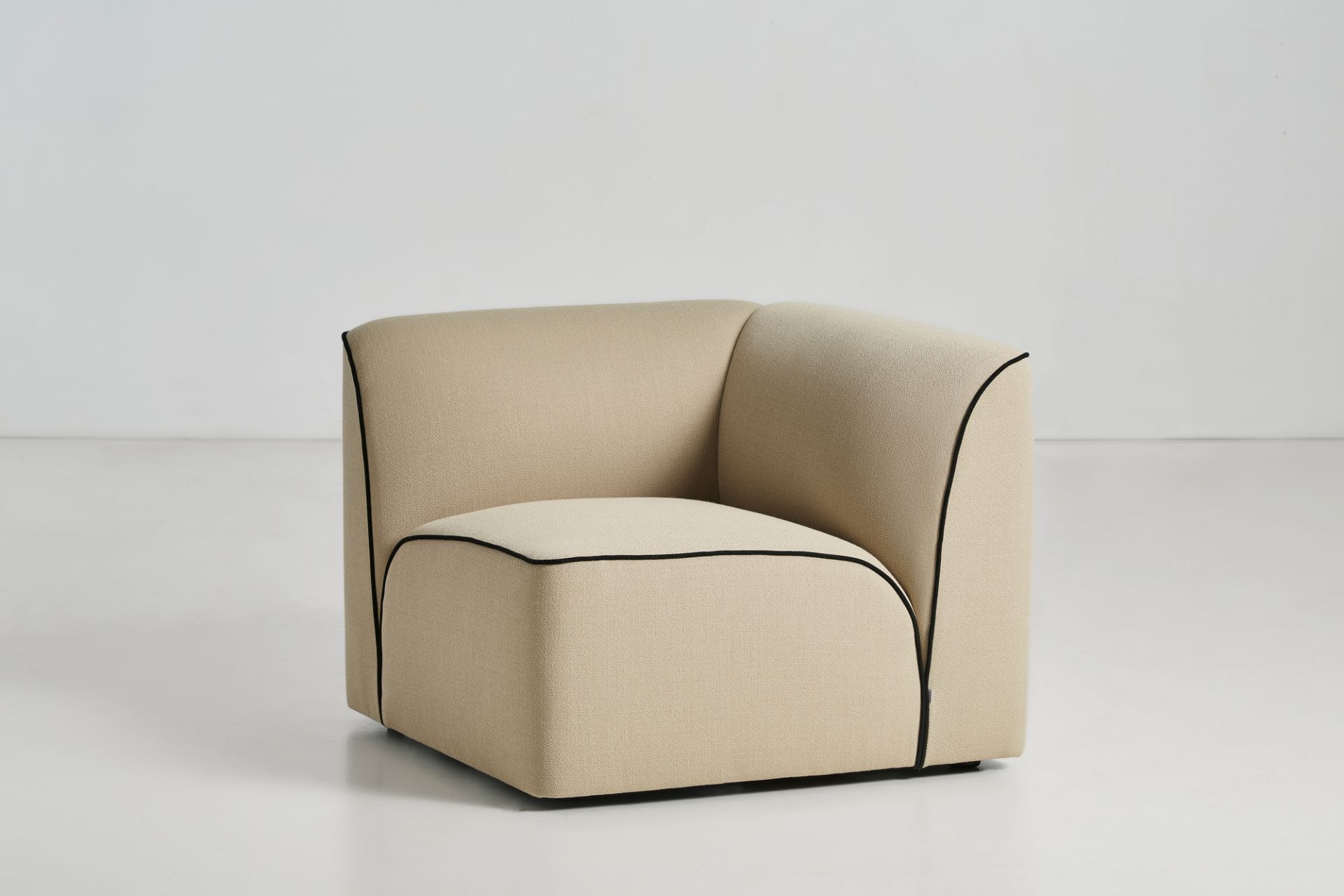 Beige Flora Modul-Sofa von Woud, ein 2,5-Sitzer mit schwarzer Paspelierung, modernes Design für Wohnzimmer.