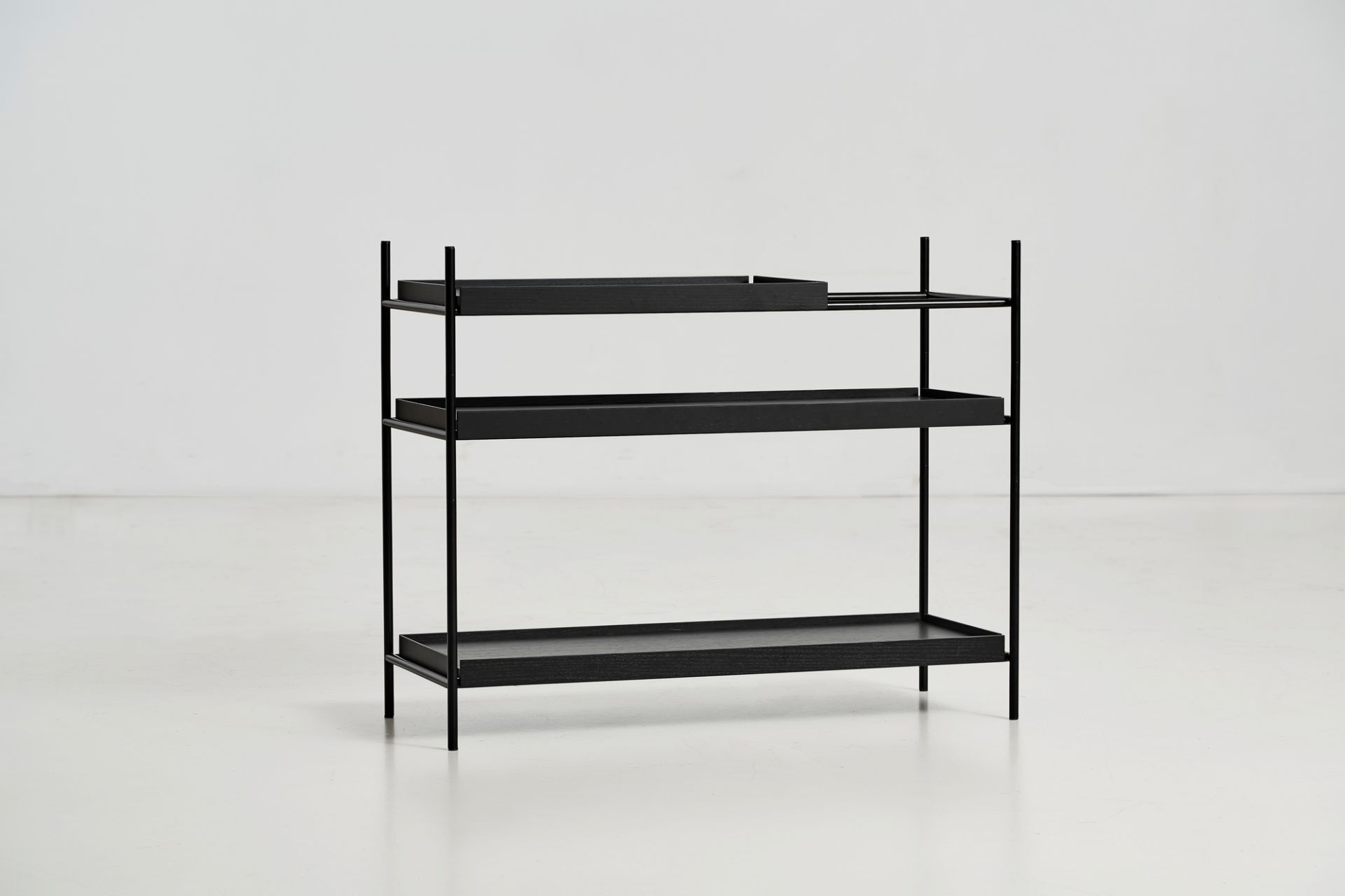 Schwarzes Tray Shelf Low Regal von Woud mit drei Ablageflächen und minimalistischem Design.