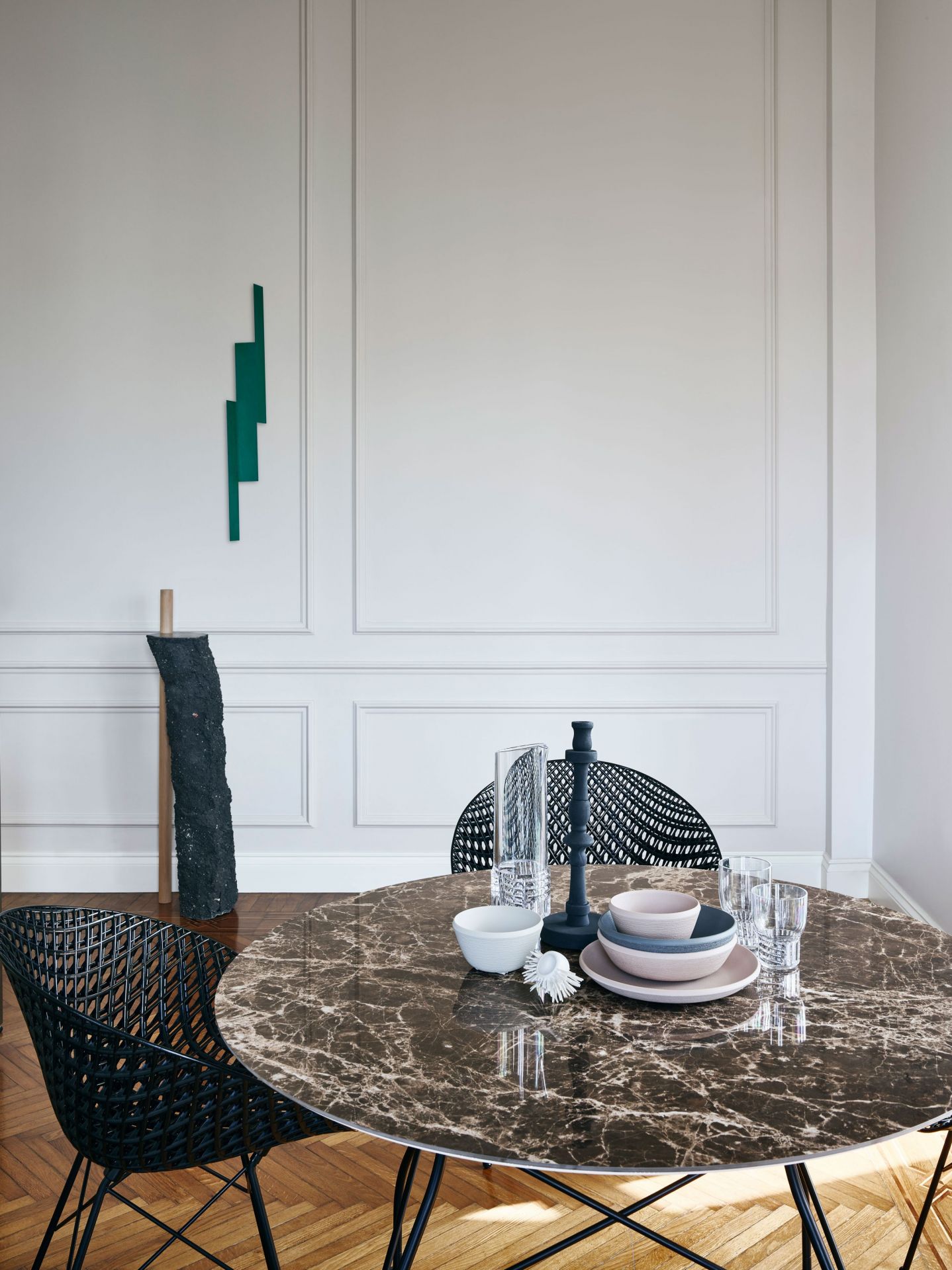 Runder Esstisch mit Marmor-Optik und schwarzen Stühlen. Glossy Tisch von Kartell im Esszimmer.