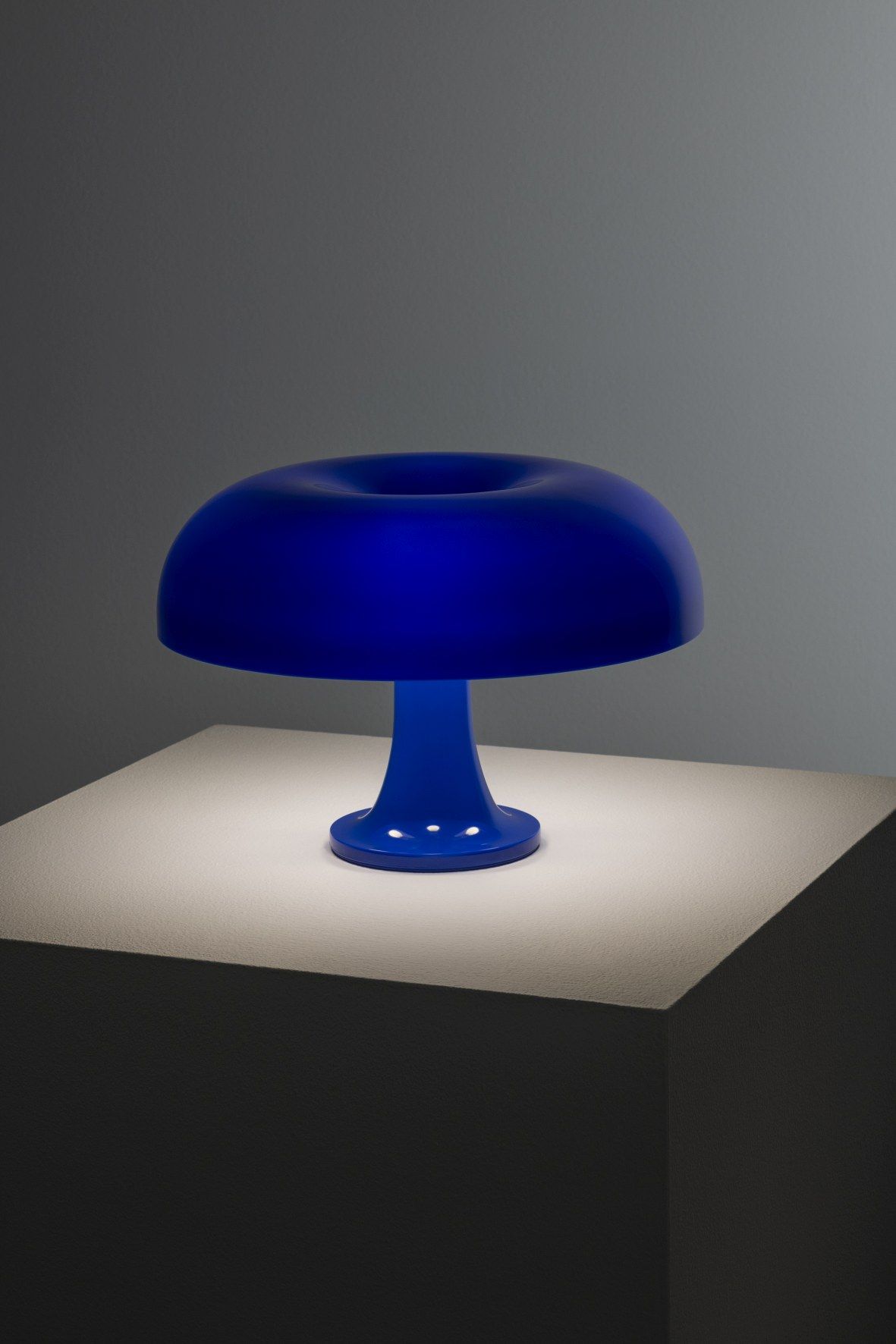 Dunkelblaue Nessino Tischleuchte von Artemide, Pilzdesign, modernes Wohnaccessoire und stilvolle Beleuchtung.