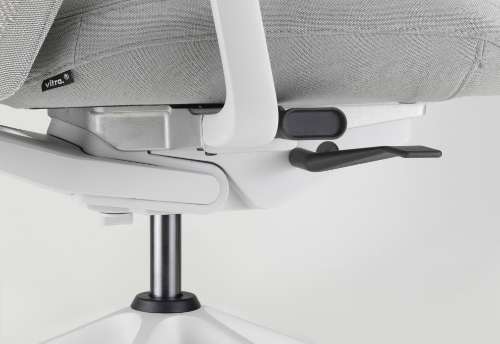 Detailaufnahme des Vitra ID Chair Soft Bürodrehstuhls: Höhenverstellung, grauer Stoffbezug, ergonomisches Design.