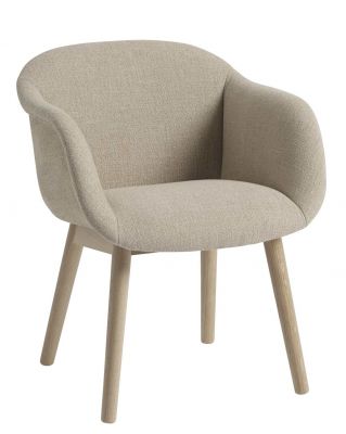 Beiger Fiber Armchair von Muuto mit Armlehnen und Holzbeinen, moderner skandinavischer Stuhl.