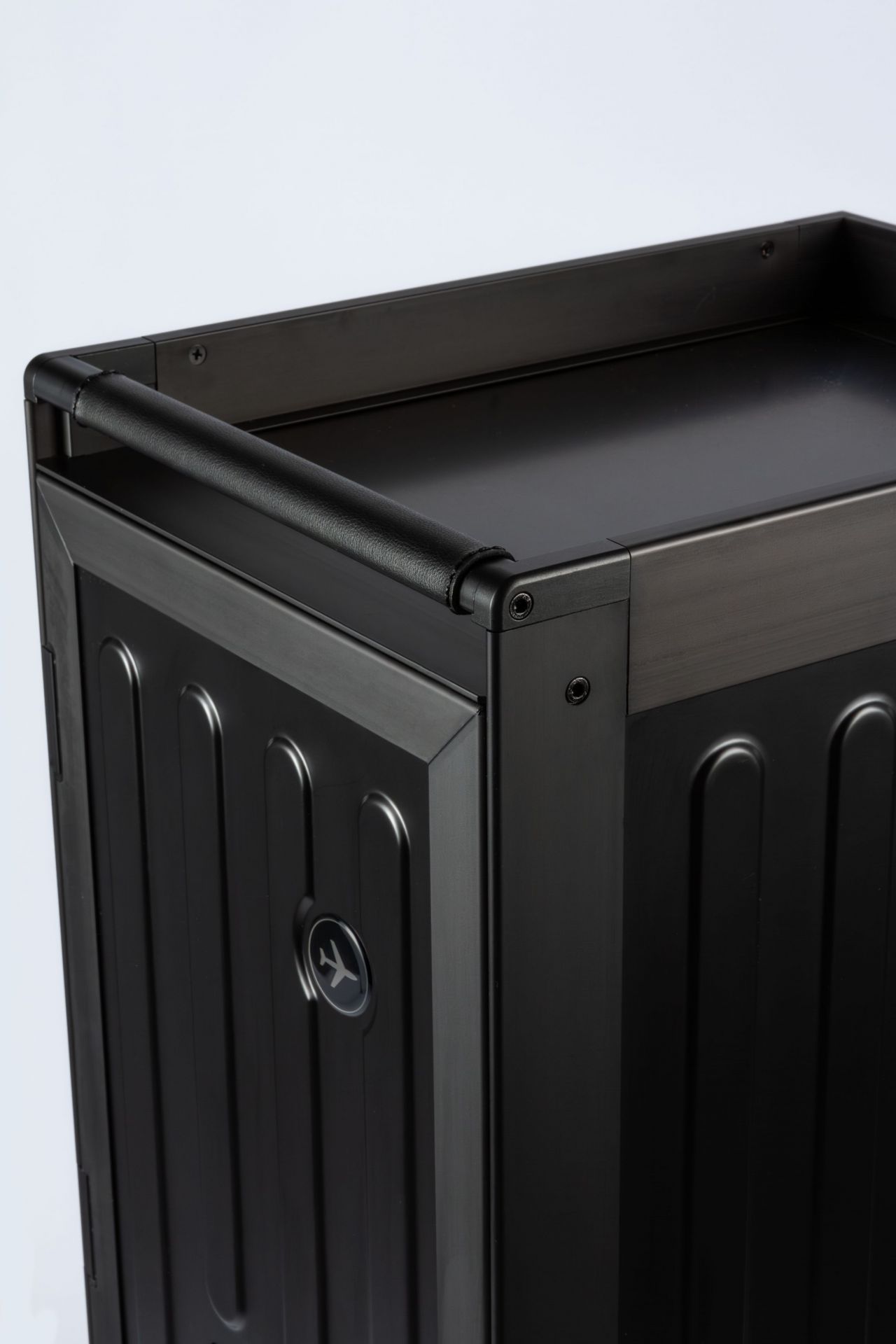 Detailaufnahme des Voyager Flugzeugtrolleys Neonblack: Bordbar mit schwarzem Ledergriff und Flugzeug-Logo.