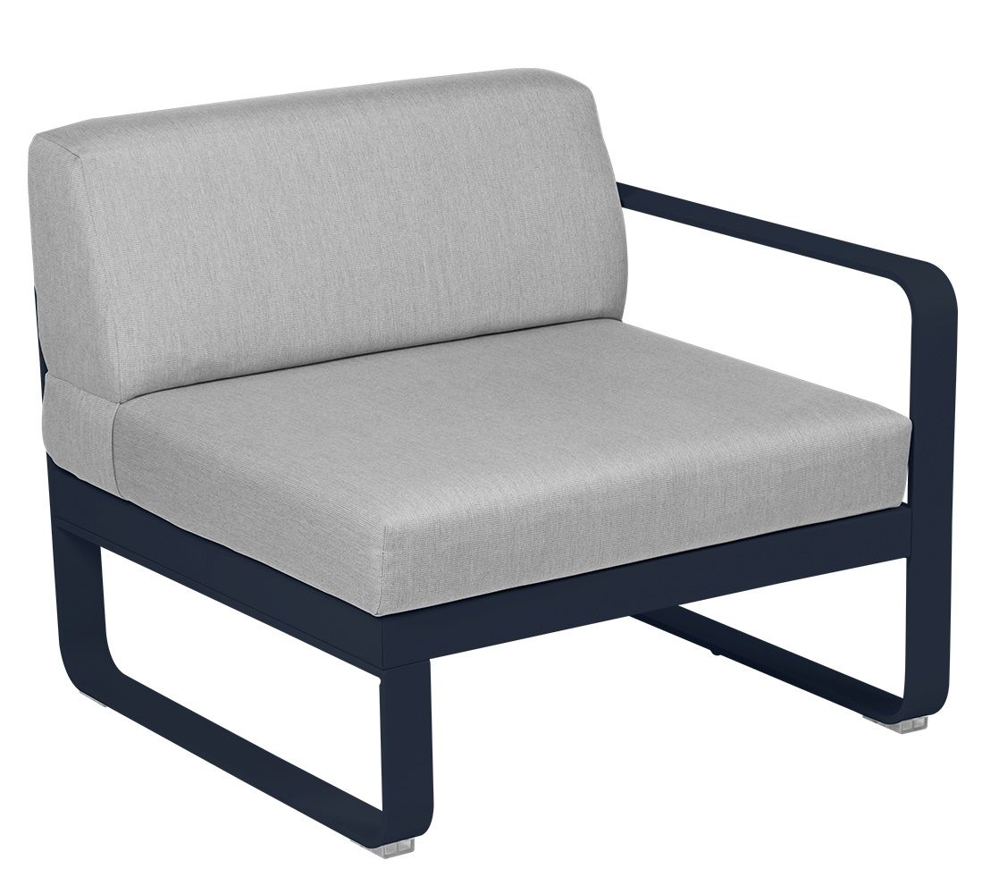 Bellevie 1-Sitzer Modul für Outdoor Sofa von Fermob, rechts, mit grauem Kissen und blauem Rahmen.