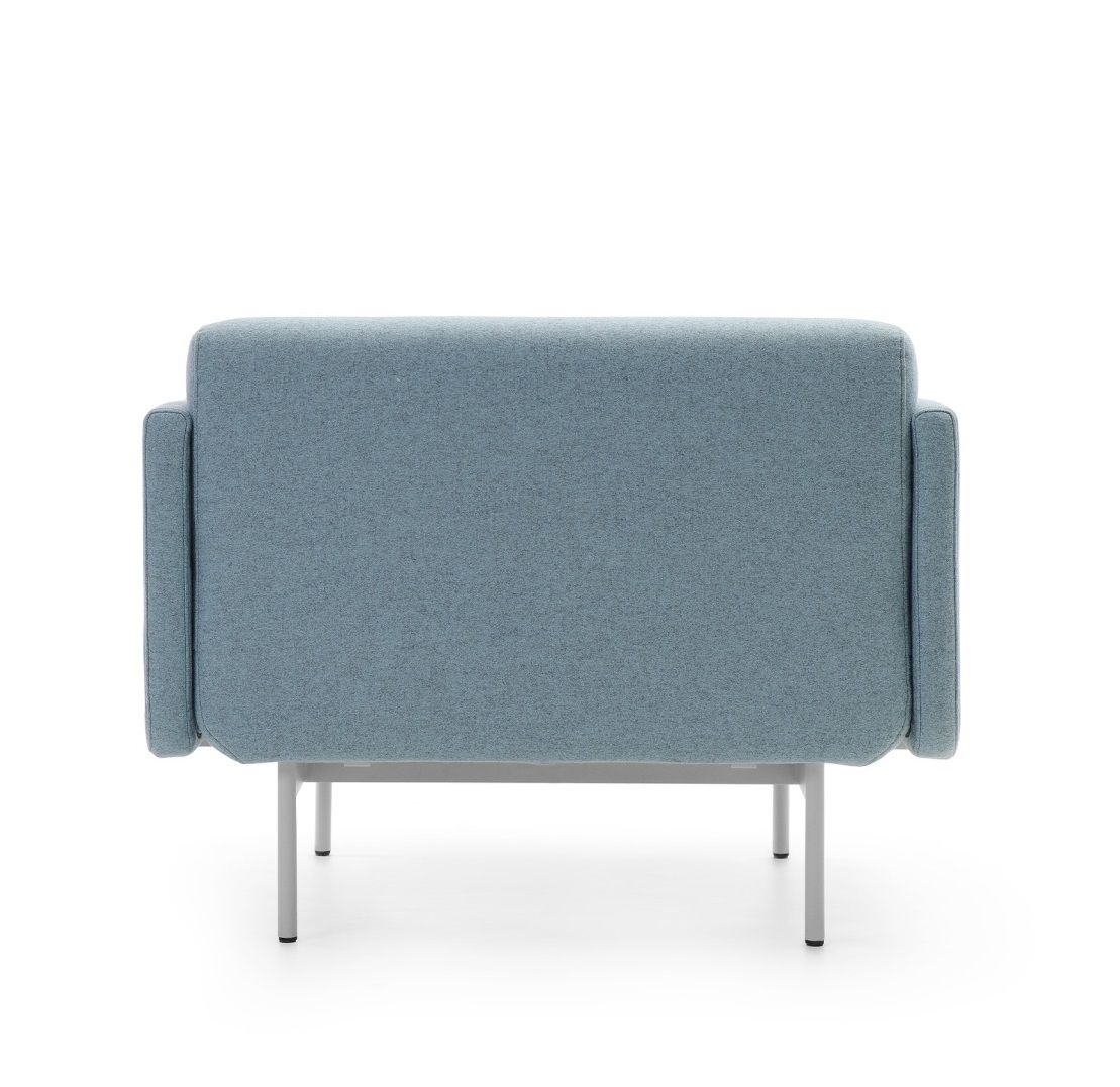 Rückansicht des fora FR 421 Sessels Bejot in Hellblau mit minimalistischem Design und Metallbeinen.