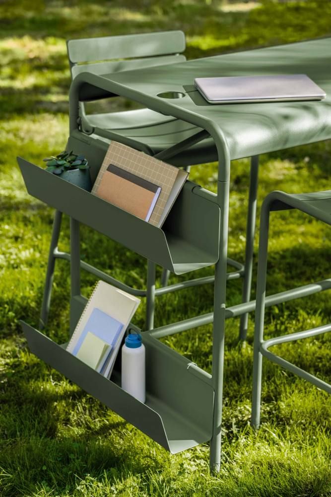 Detailaufnahme des grünen Luxembourg Work Stehtischs mit Ablagefächern für Outdoor-Bürobedarf.