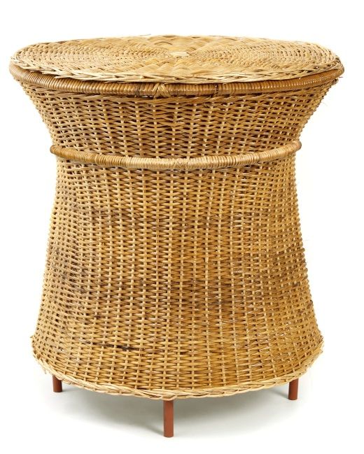 Caribe Natural Beistelltisch Outdoor von ames: Geflochtener Rattantisch mit Deckel und braunen Beinen.