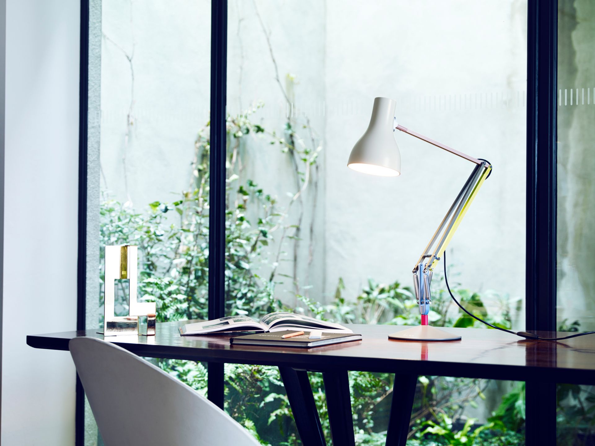 Anglepoise Type 75 Mini Paul Smith Edition 1 Tischleuchte auf Schreibtisch vor Fenster mit Gartenblick.