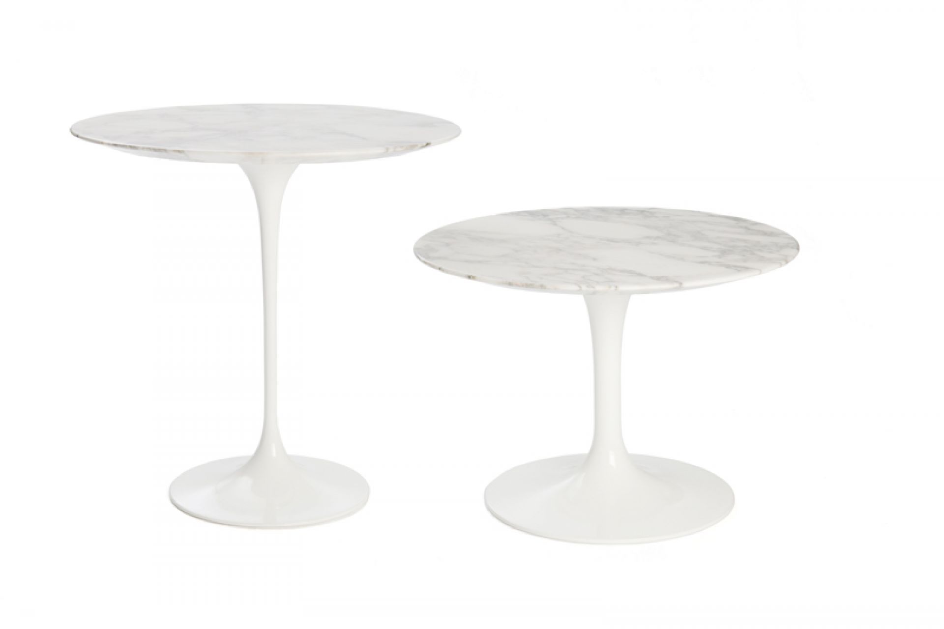 Zwei Saarinen Beistelltische von Knoll International mit weißem Fuß und Marmorplatte.