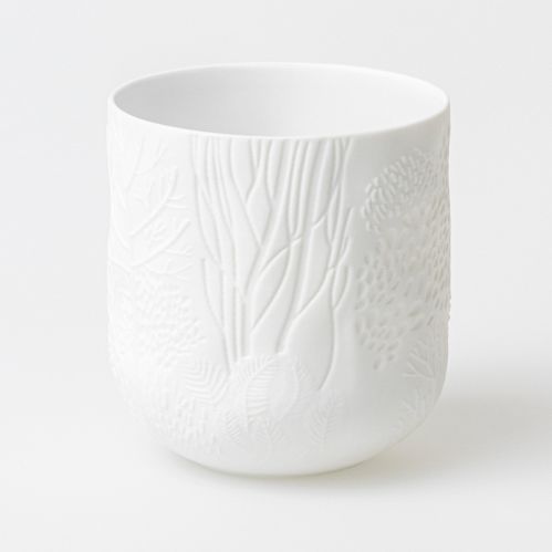 Nahaufnahme einer weißen "Dankbare Wiese" Vase mit filigranem Wiesen-Relief, Teil eines 3er Sets.