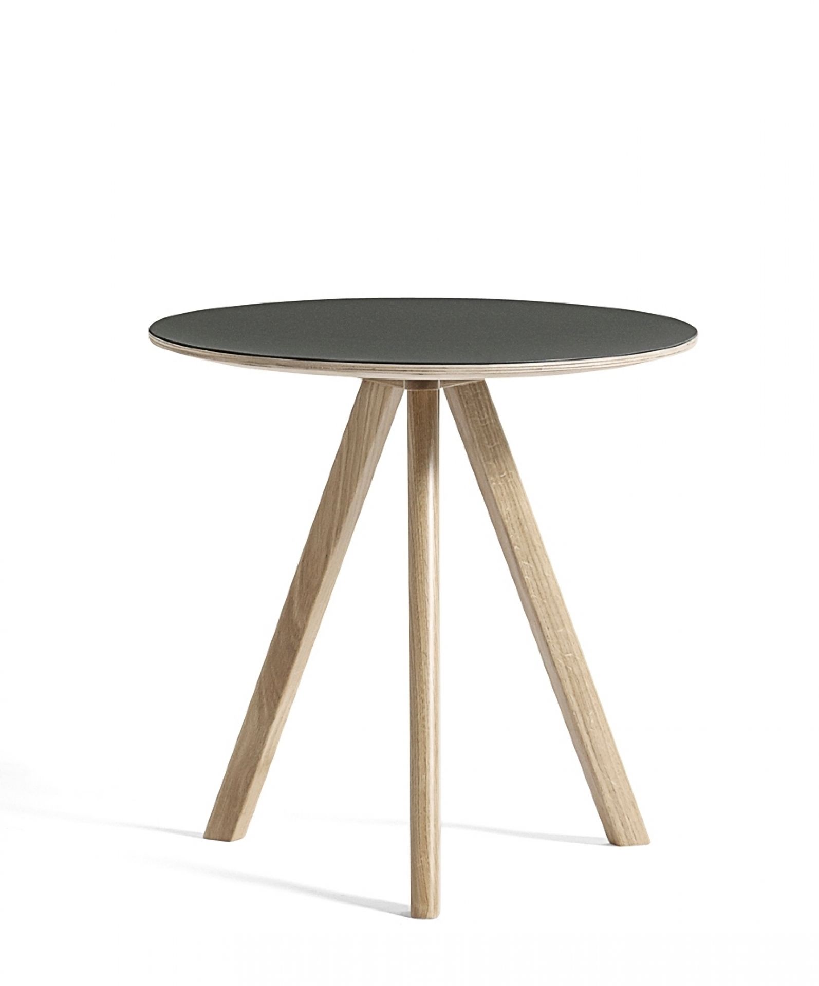 Runder Copenhague Table CPH 20 Beistelltisch von Hay mit drei hellen Holzbeinen und grauer Tischplatte.