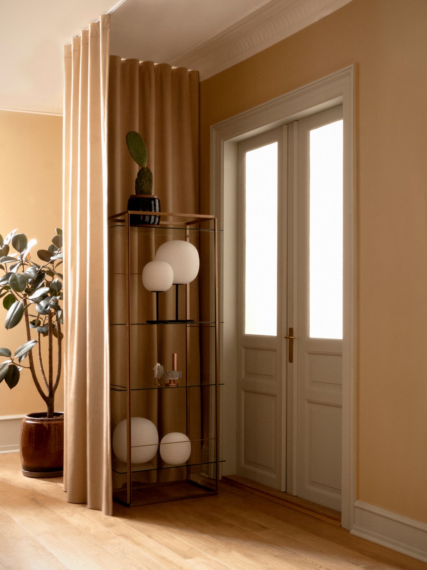 Nahaufnahme der New Works Lantern Tischleuchte auf einem Regal im Wohnzimmer.