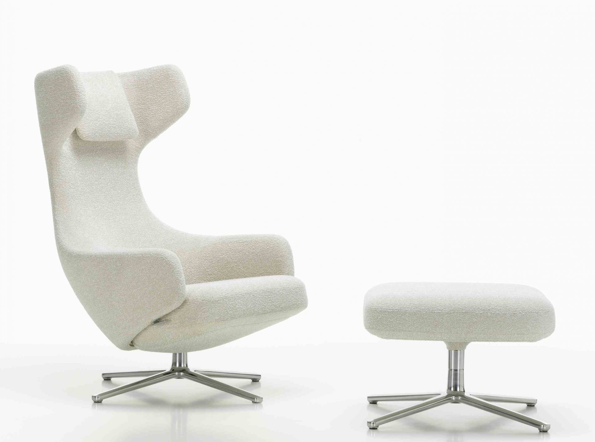 Grand Repos Sessel mit Ottoman von Vitra, elfenbeinfarbener Stoffbezug, moderner Relaxsessel für Wohnzimmer.