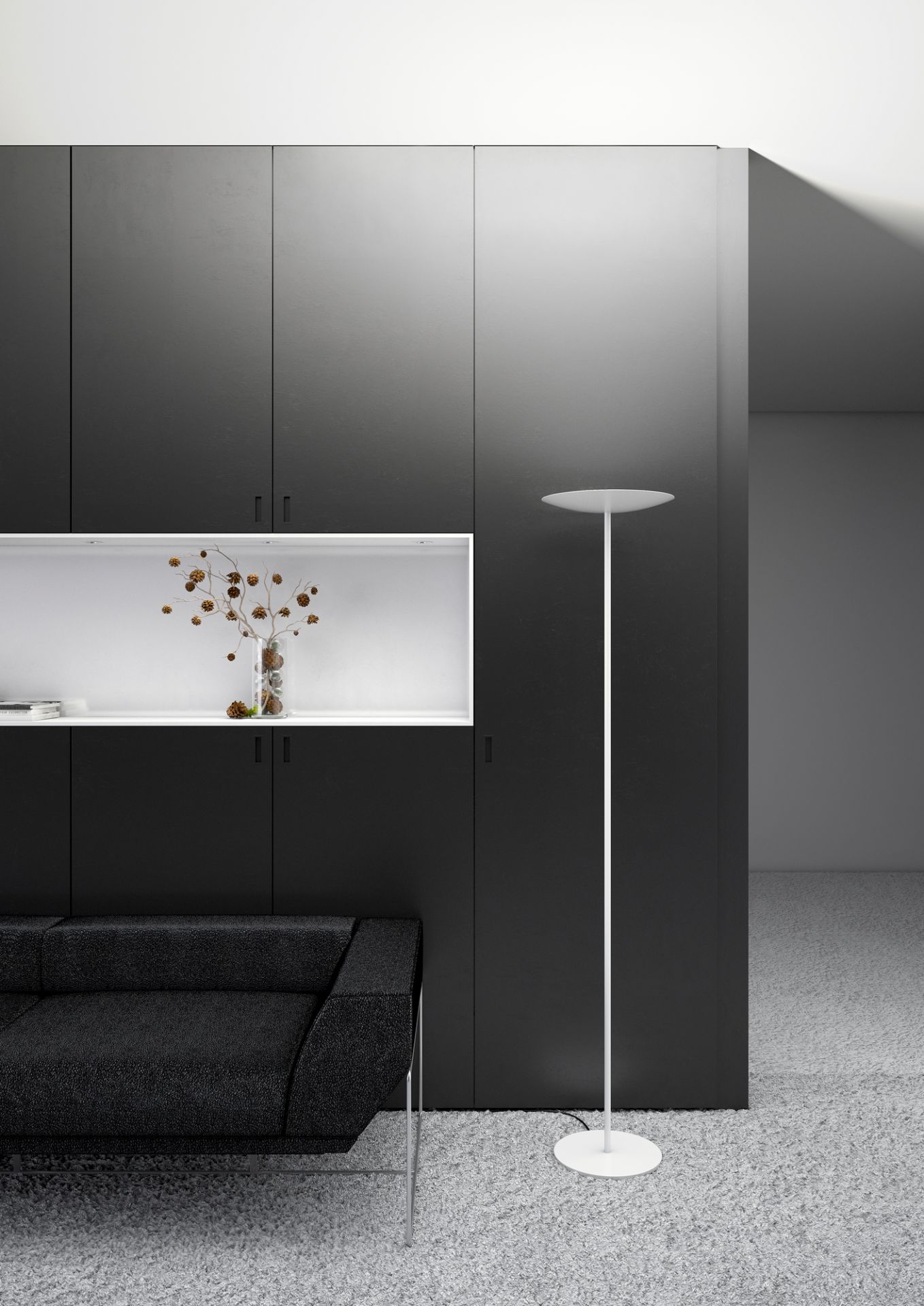 Weiße Belux Classic LED Stehleuchte im modernen Wohnzimmer mit schwarzer Couch und Schrankwand.