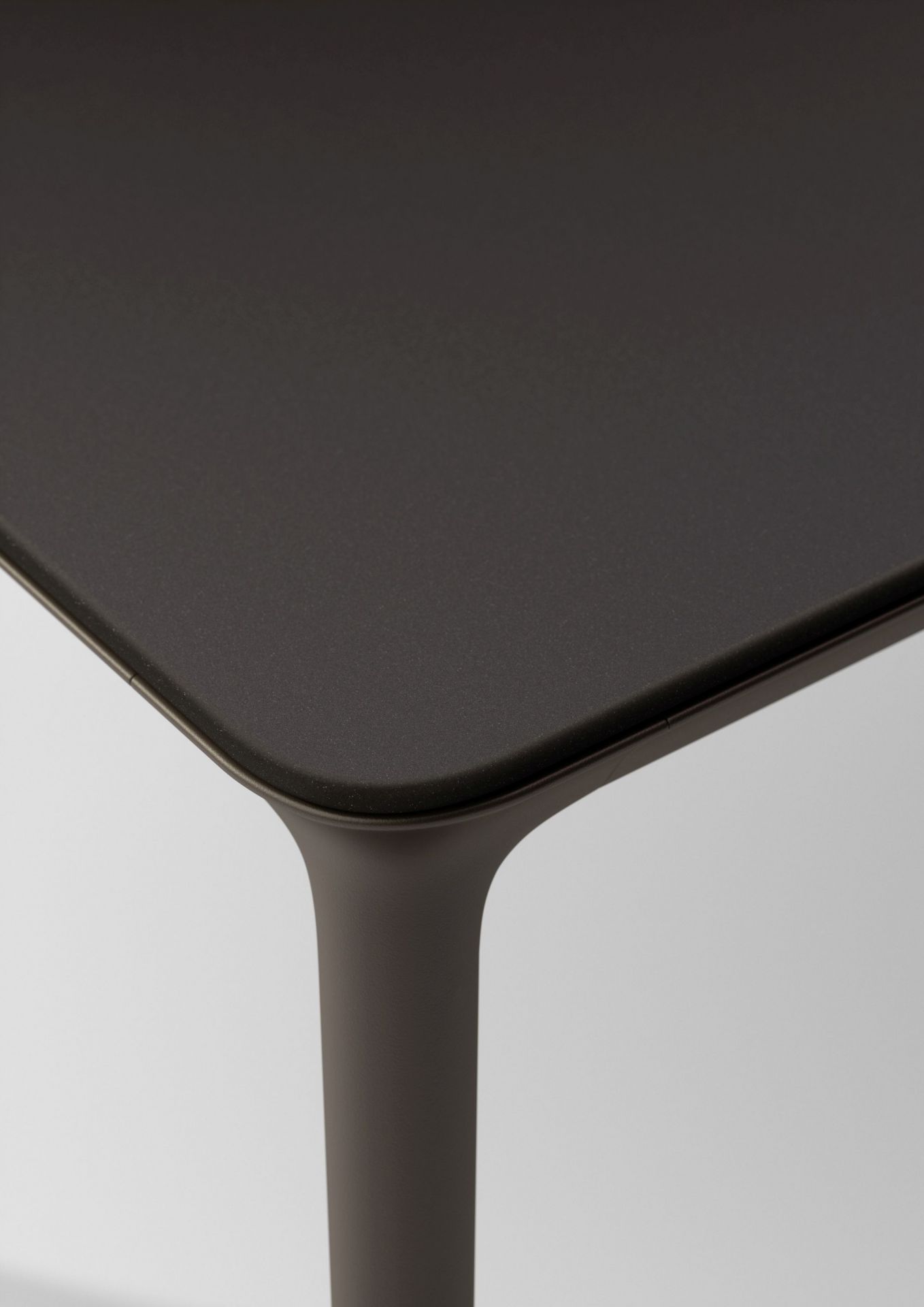 Detailaufnahme des Bellmonde Esstischs: Dunkle HPL Tischplatte für den Outdoor-Bereich.