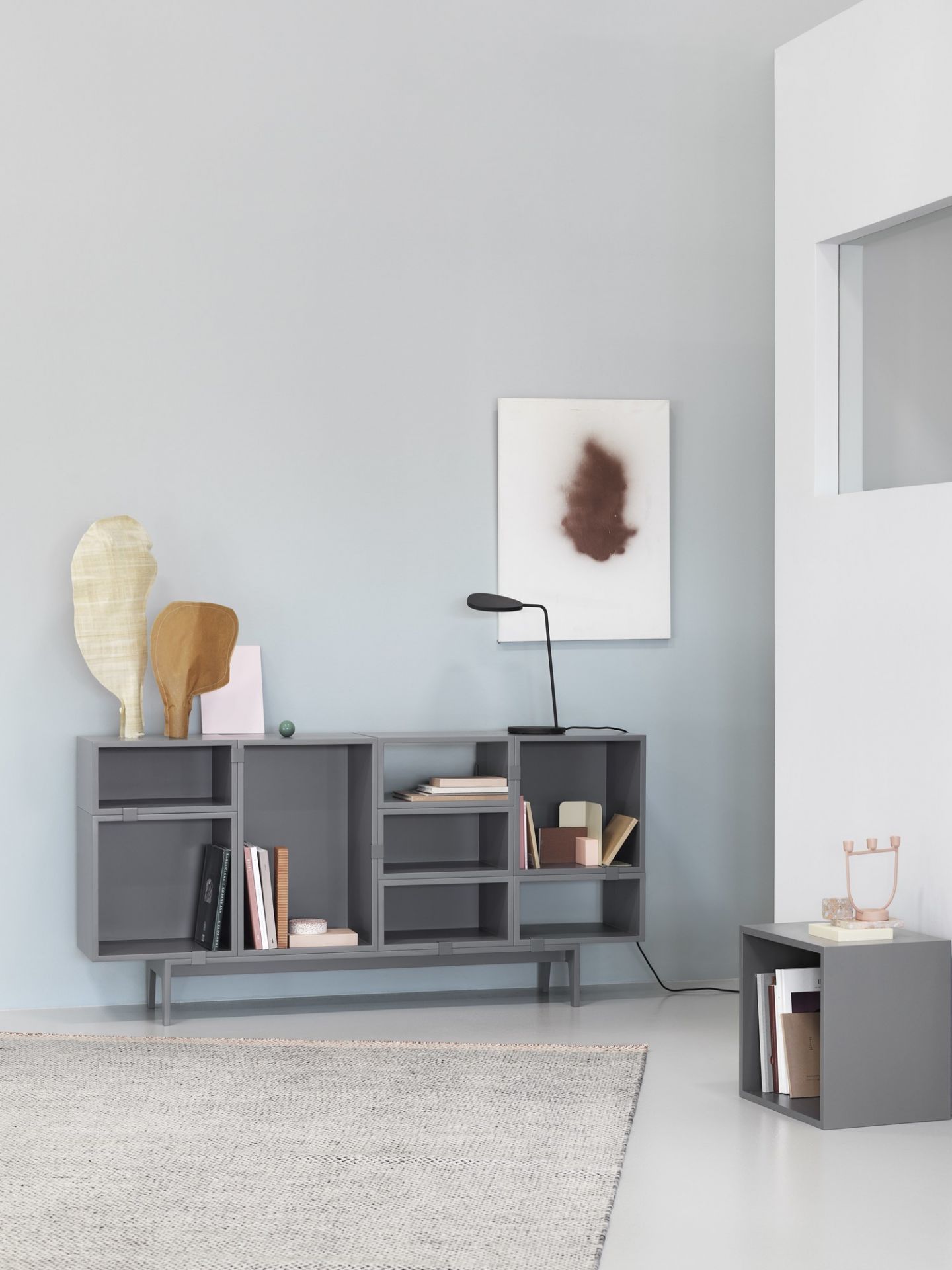 Graue Leaf Table Lamp Tischleuchte von Muuto auf einem grauen Regal im modernen Interieur.