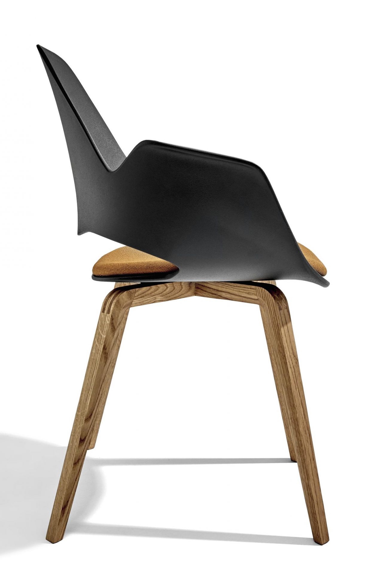 Falk Stuhl mit Armlehne von Houe, schwarze Sitzschale und Eichenholzbeine, modernes Design für Esszimmer.