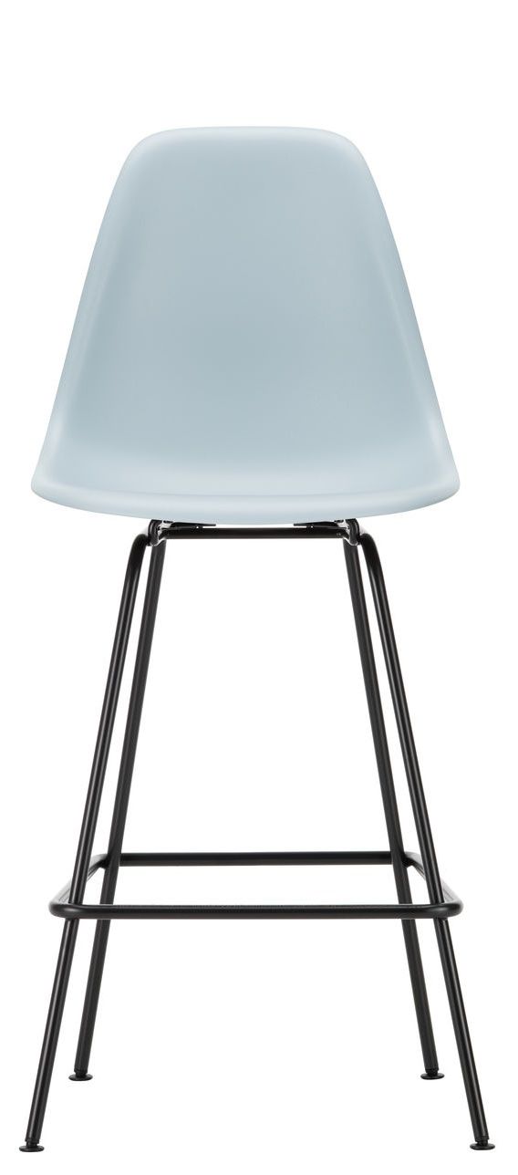 Eames Plastic Bar Stool von Vitra in Hellblau mit schwarzem Metallgestell, Ansicht von vorn.