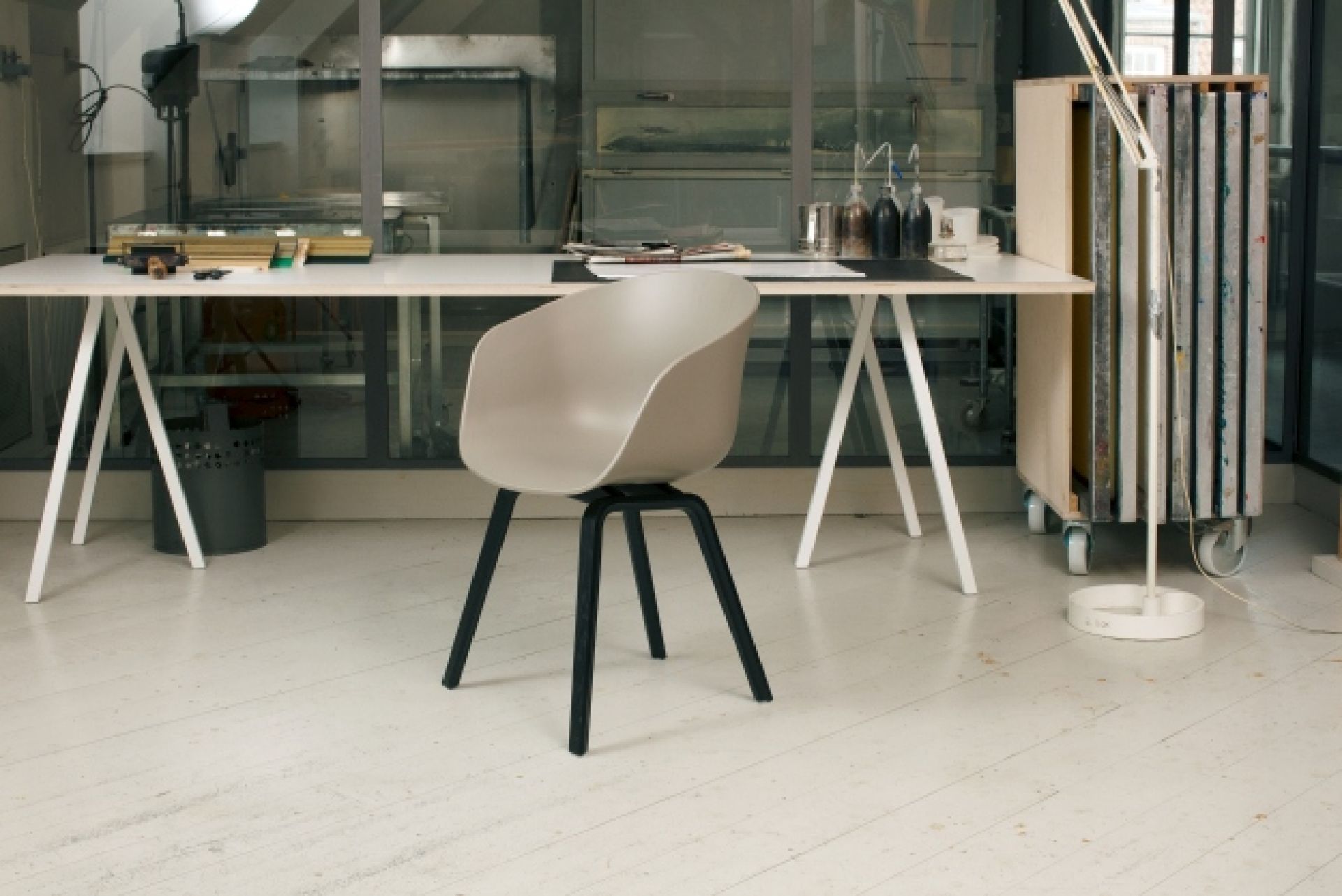 Hay Loop Stand Table B 200 cm mit weißer Tischplatte und schwarzem Gestell. Moderner Esstisch.