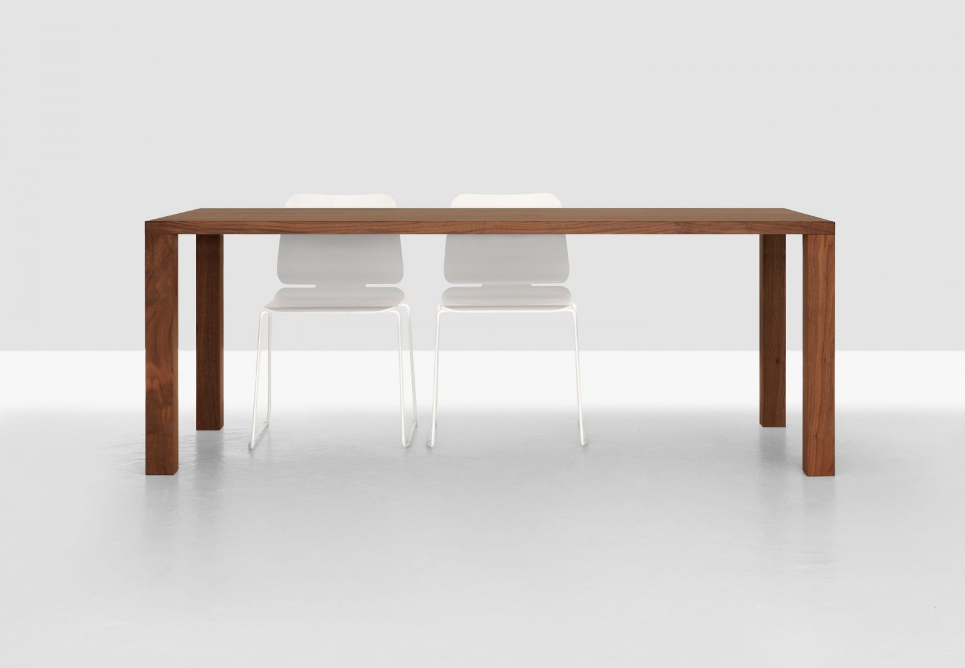 Pjur Esstisch Zeitraum: Rechteckiger Holztisch mit zwei weißen Stühlen im minimalistischen Design.