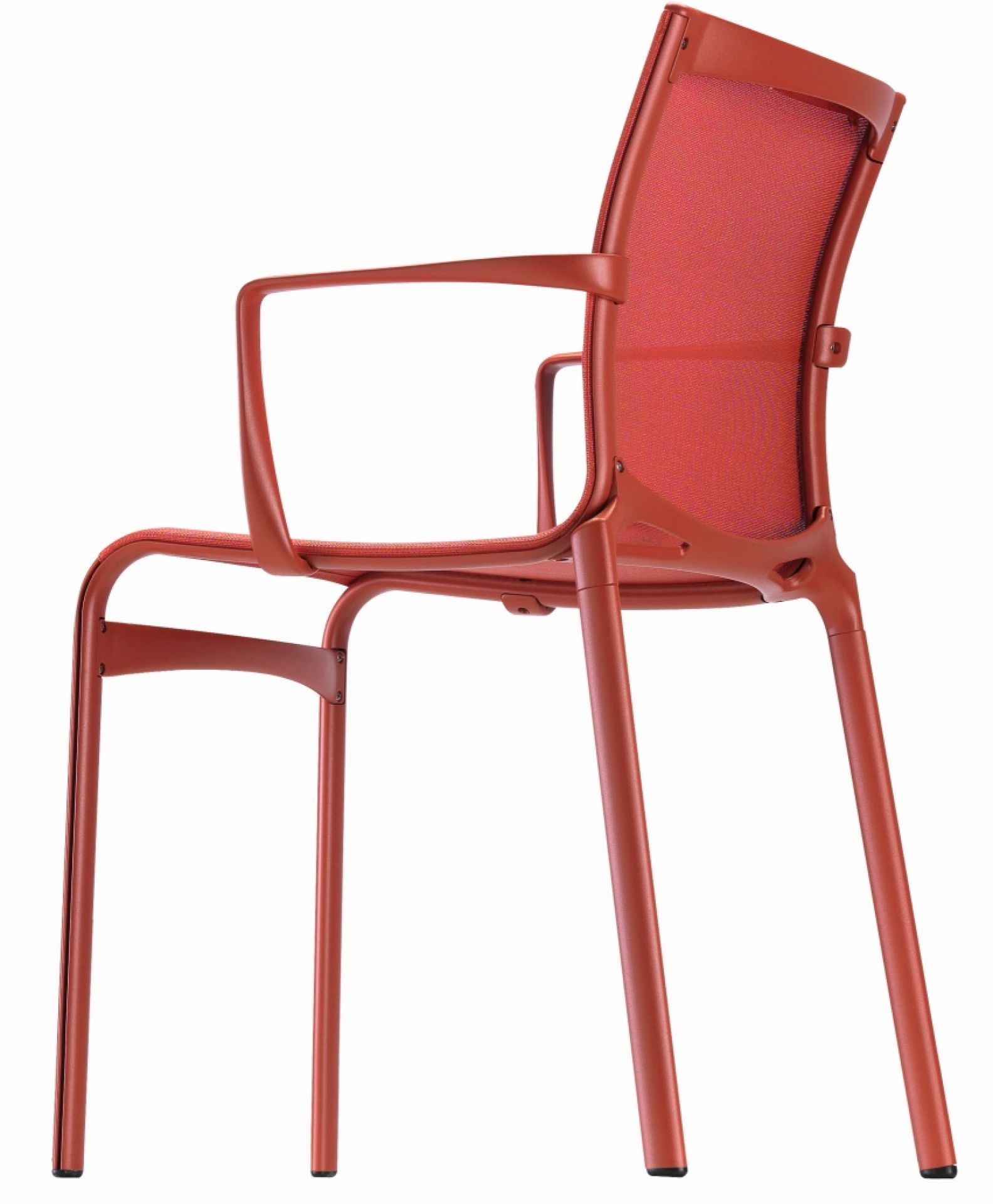 Roter Bigframe Stuhl von Alias mit Armlehnen und Netzstruktur, modernes Design für Wohnen und Büro.