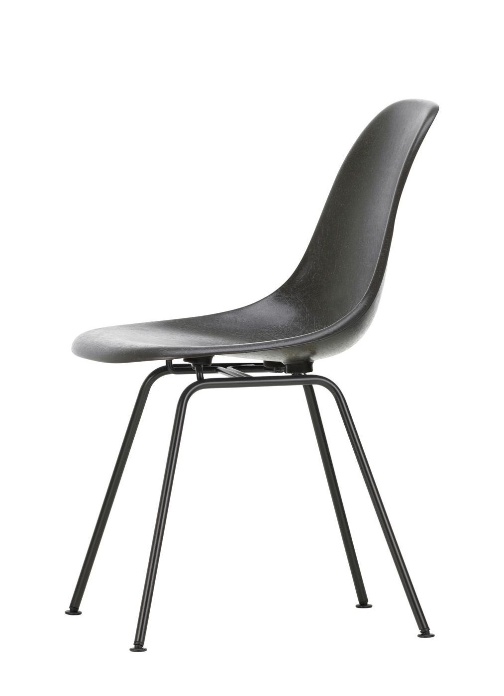 Eames Fiberglass Chair DSX Stuhl von Vitra in Schwarz, Seitenansicht auf weißem Hintergrund.