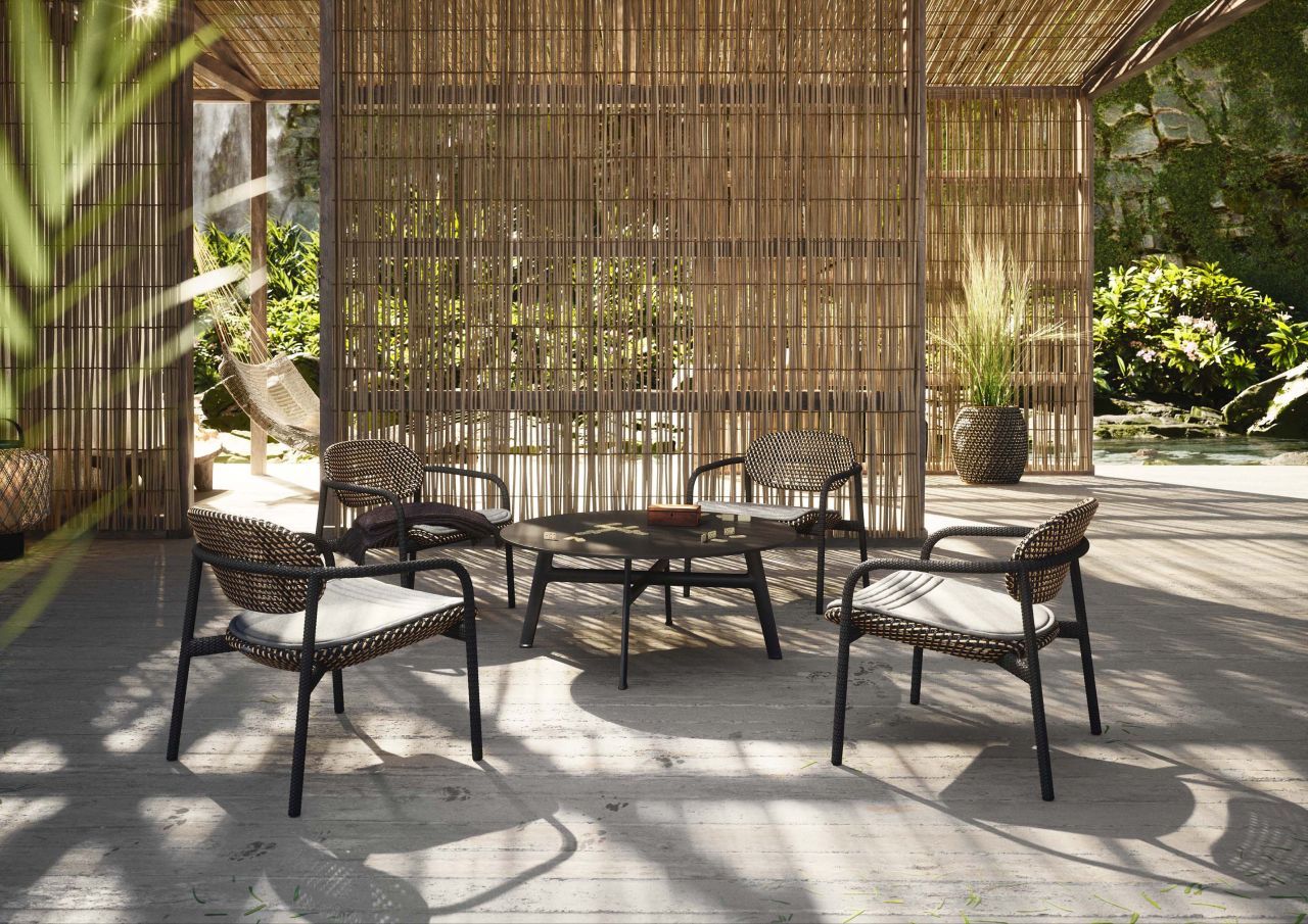 ROII Stuhl von Dedon: Gartenmöbel-Set mit vier Stühlen und Tisch auf einer Terrasse.