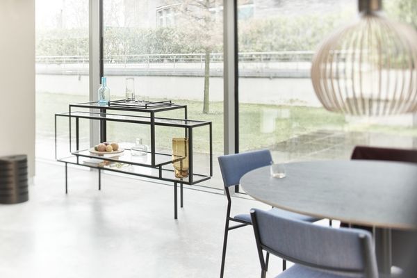 Tangled Kabinettschrank Sideboard Spectrum mit Glasablagen und schwarzem Metallrahmen im modernen Wohnzimmer.