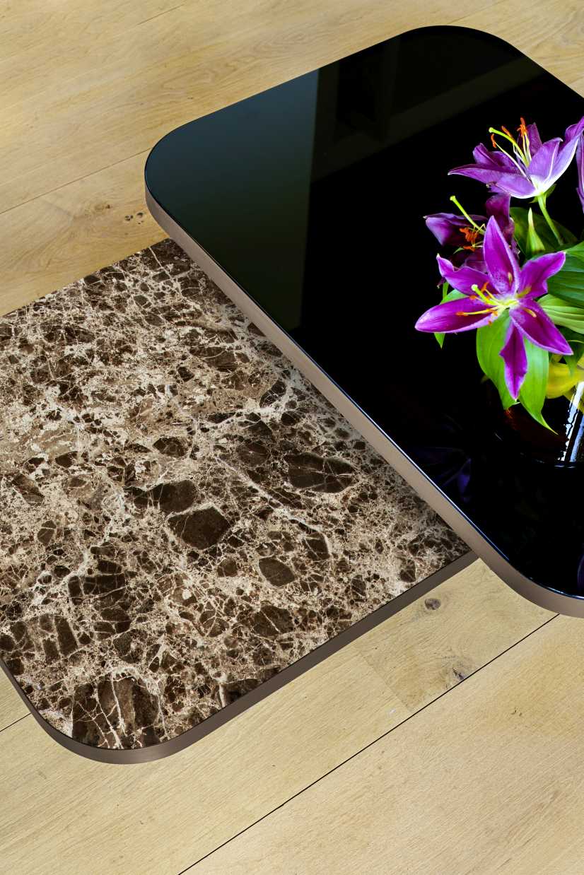Bow Coffee Table Couchtisch von ClassiCon mit schwarzer Glasplatte und Marmorplatte, modernes Design.