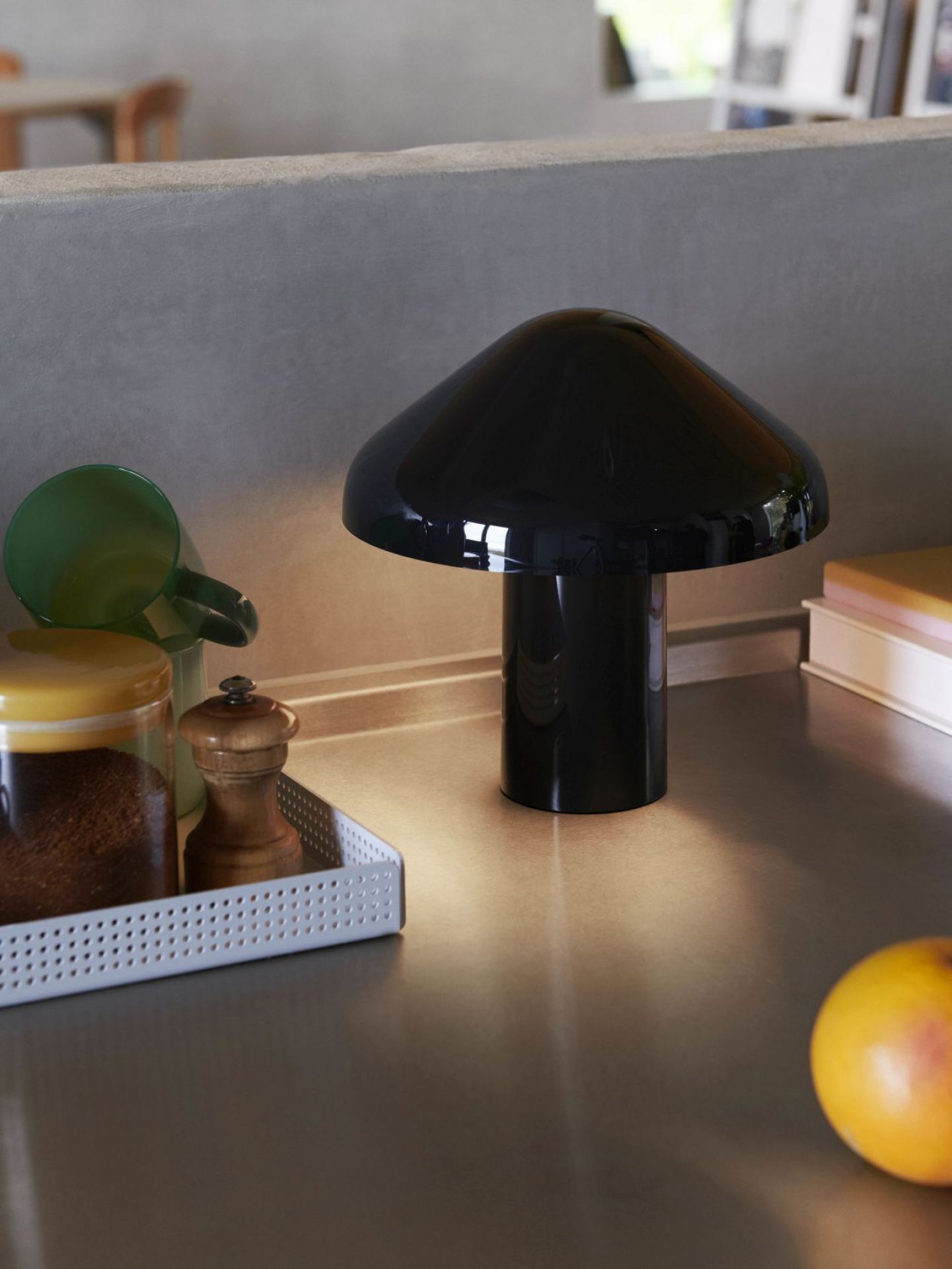 Nahaufnahme der schwarzen Pao Portable Lamp von Hay, eine moderne Tischleuchte mit Akku.