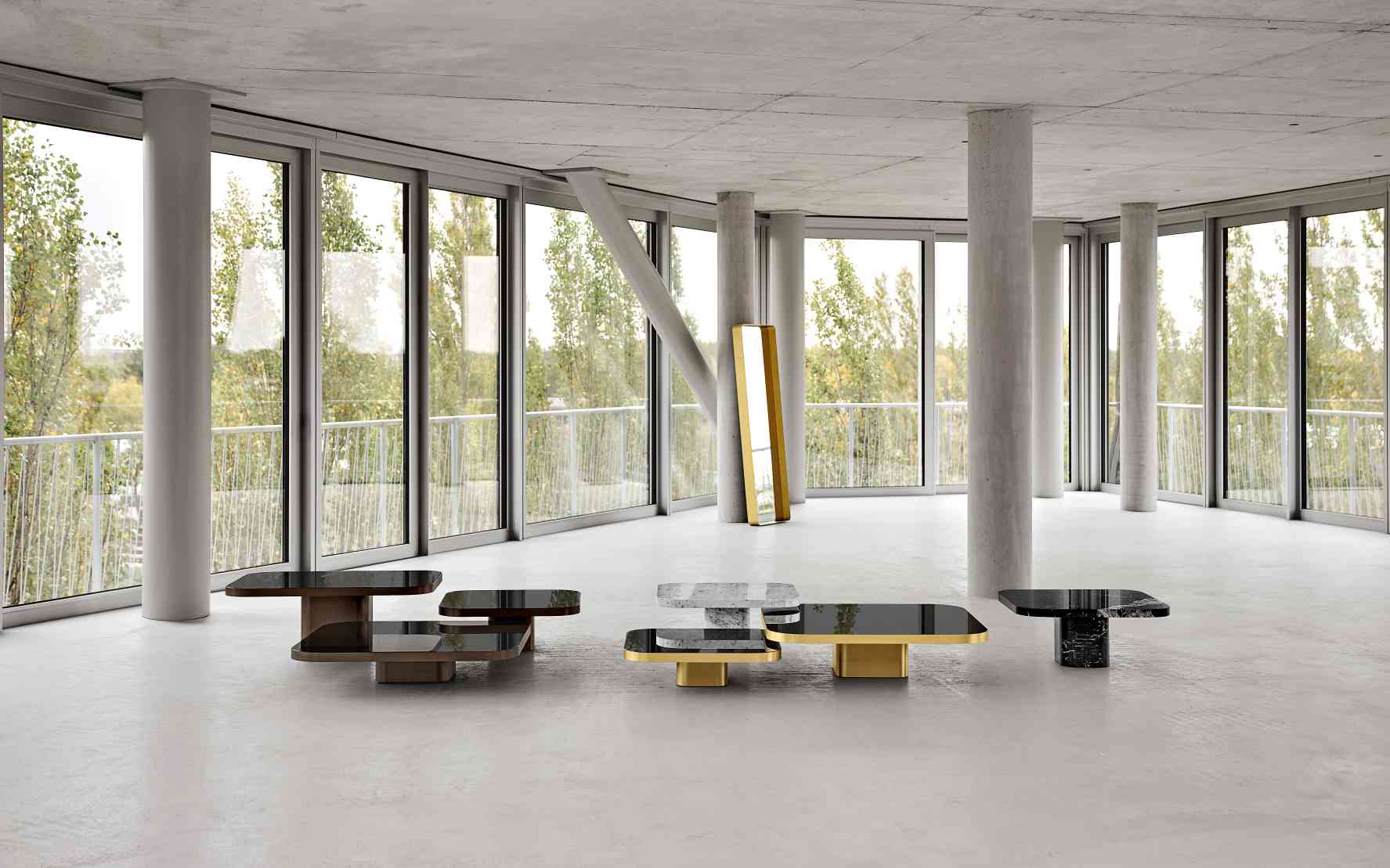 ClassiCon Bow Coffee Table No. 4: Moderner Couchtisch aus Marmor und Glas in minimalistischem Raum.
