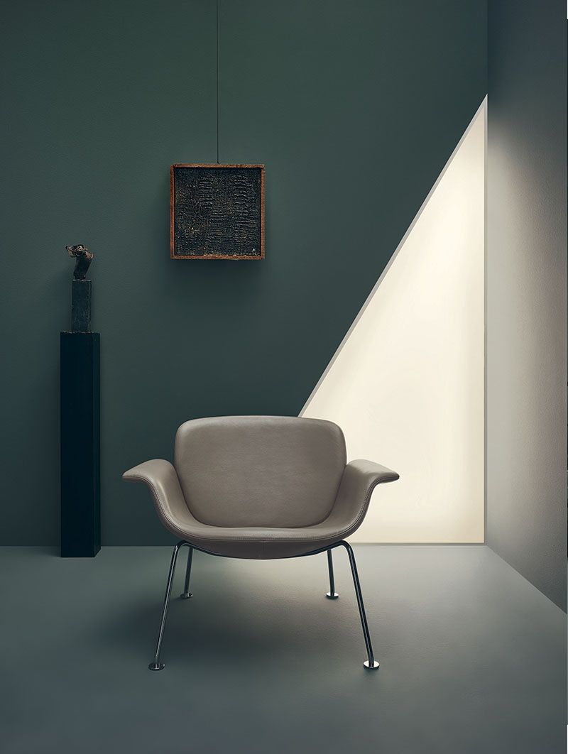 KN04 Stuhl von Knoll International: Moderner Sessel mit grauem Lederbezug und filigranem Stahlgestell.