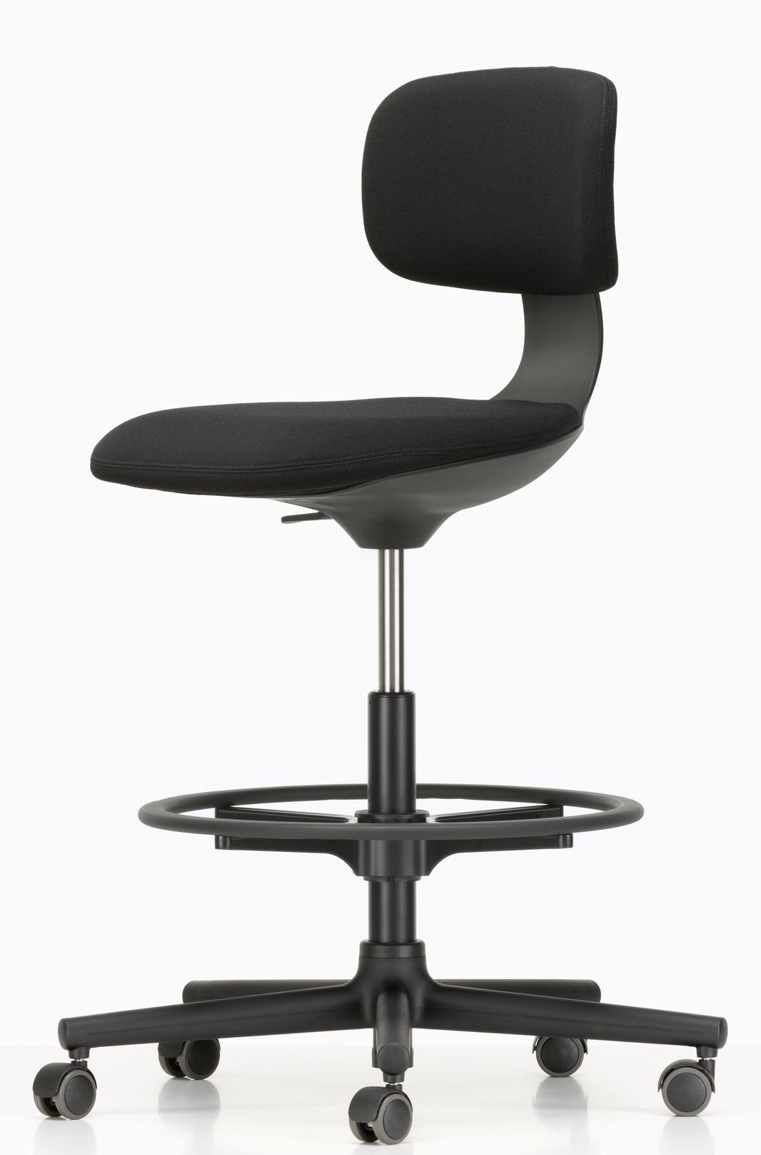 Schwarzer Vitra Rookie High Bürodrehstuhl mit Fußstütze und Rollen vor weißem Hintergrund, ergonomischer Arbeitsstuhl.