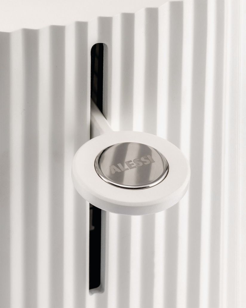 Detailaufnahme des Alessi Plissé Toaster-Sets in Schwarz, mit Fokus auf den Einstellknopf.