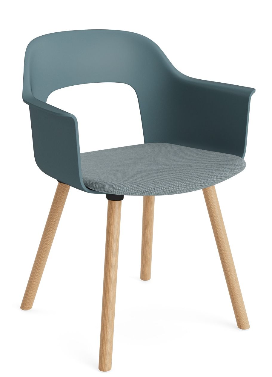 Hay Layout Armchair 223 Armlehnstuhl in Blau mit Holzbeinen und grauem Sitzpolster, modernes Design für Wohnzimmer.